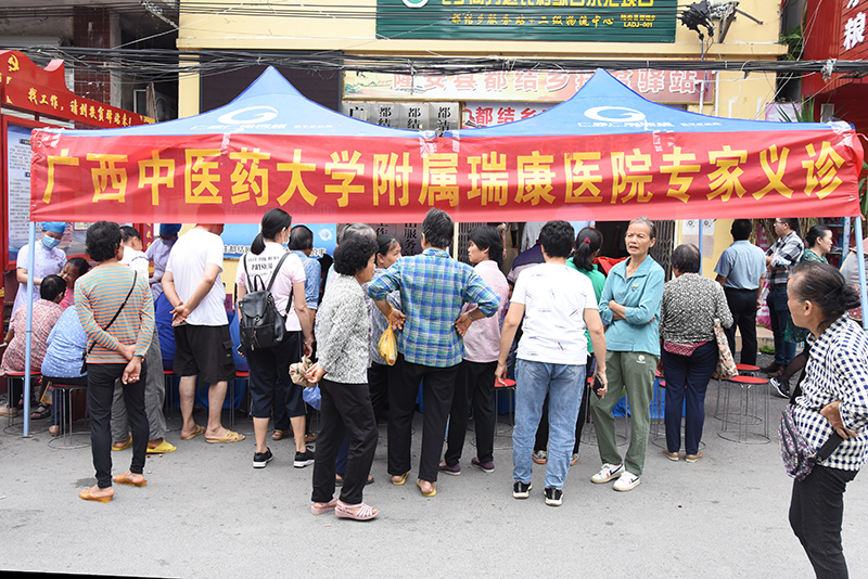 【学党史办实事】下沉优势资源 助推乡村振兴——我院专家团队赴隆安县都结乡开展义诊暨送医送药活动