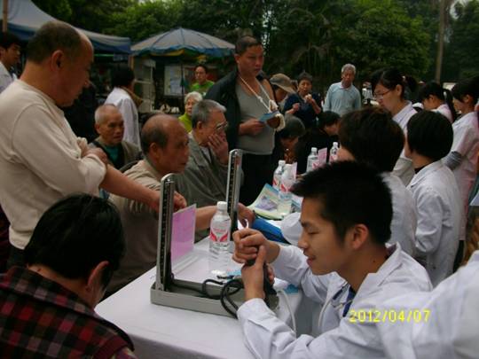 瑞康临床医学院“学雷锋”系列活动五———“高血压病”专场义诊