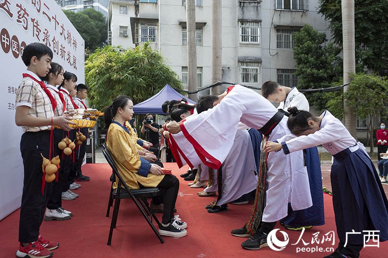 【人民网－广西频道】中医药文化进校园：瑞康医院与南宁市天桃试验学校（天桃校区）结对共建