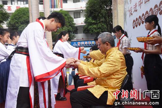 【中新网广西新闻】广西南宁开展中医药文化进校园活动 学生闻香识药制香囊