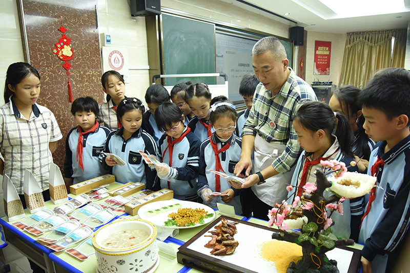 7孩子们来到展示台前学校.jpg