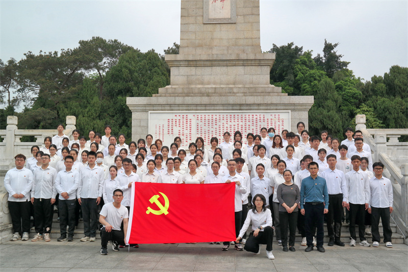 我院教务学生党总支教师支部和学生支部前往人民公园开展“清明思先烈，忠魂存心间”缅怀先烈主题党日活动