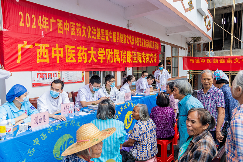 我院赴江南区江西镇开展义诊暨广西中医药健康文化素养知识宣教活动