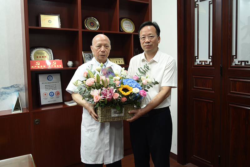 温情教师节，慰问暖人心——莫锦荣书记一行莅临我院看望慰问教师代表